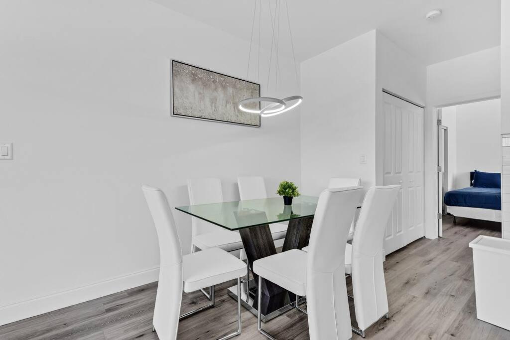 Stylish Lux 5 Min Walking To Design District 7 *